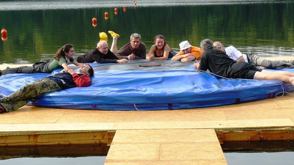Soutěž parašutistů v přistání na pontonu, Sloup v Čechách: čekání na lepší počasí 