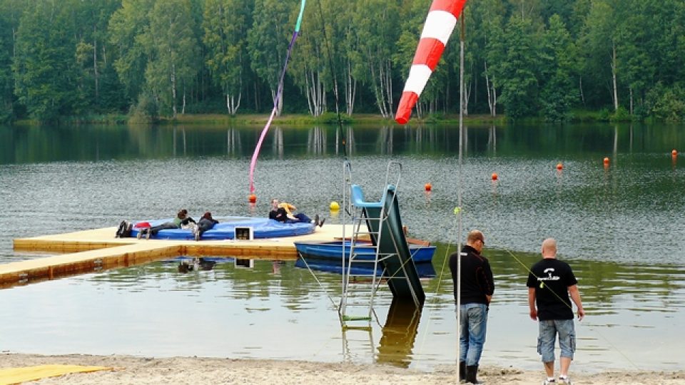 Soutěž parašutistů v přistání na pontonu, Sloup v Čechách: čekání na lepší počasí