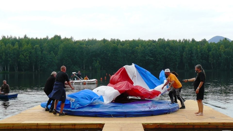 Soutěž parašutistů v přistání na pontonu, Sloup v Čechách: doskok na ponton