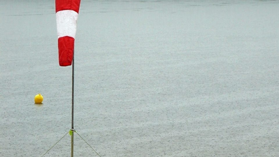 Soutěž parašutistů v přistání na pontonu, Sloup v Čechách: vydatný déšť na sloupském koupališti