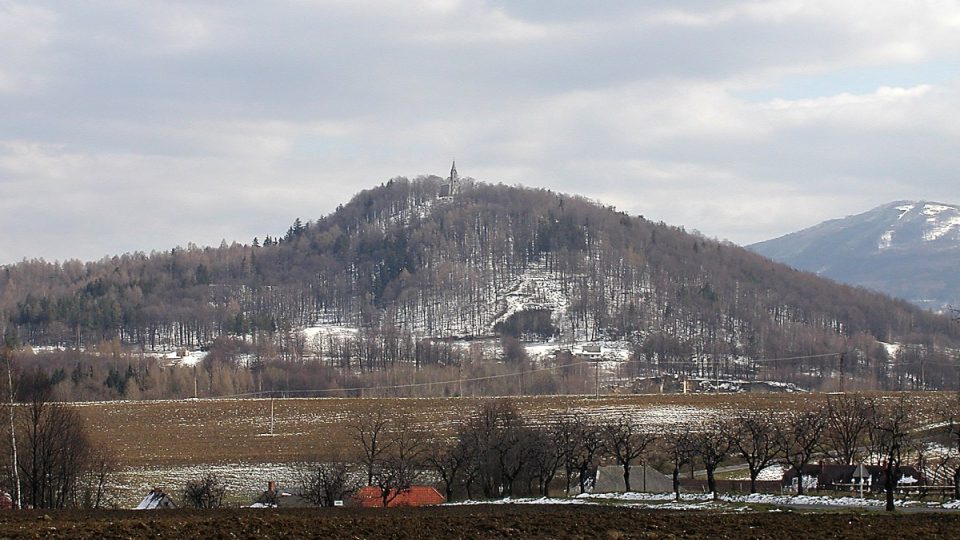 Boží hora je skutečnou ostrovní horou na níž ční věž kostela jako maják