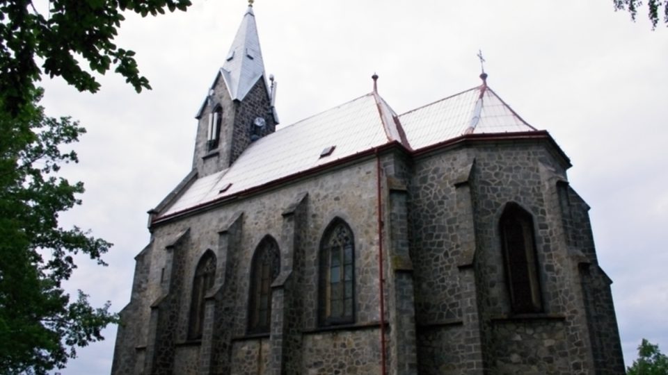 Kostelík na Boží hoře je postaven z místní žuly