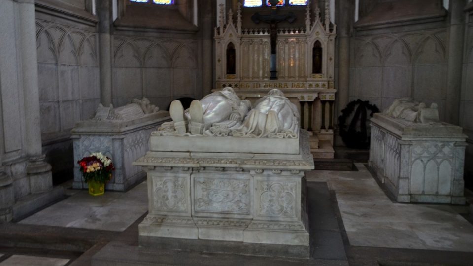 V mauzoleu jsou pohřbení poslední císař Dom Pedro II. s manželkou a  jeho dcera, princezna Isabela s manželem. 