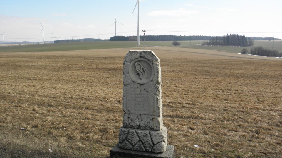 Pomník Jaroslavu Horákovi a Edmundu Müllerovi, kteří zahynuli na trati při závodech