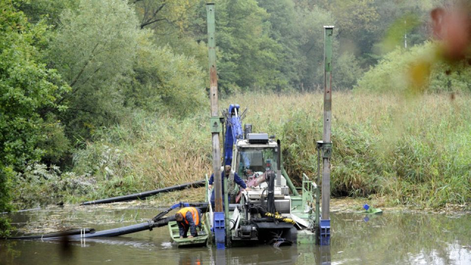 Obojživelný sací bagr odbahňuje slepé rameno Labe v Pardubicích