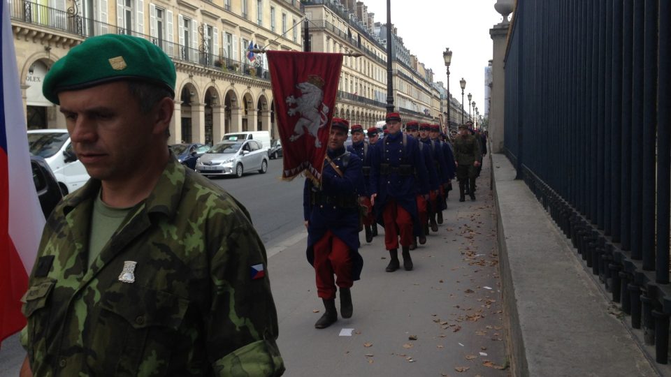 Průvod desítek dobrovolníků v legionářských uniformách prošel centrem Paříže