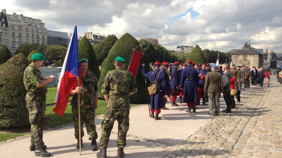 Současní čeští vojáci mají pro dobrovolníky, kteří vstoupili před sto lety do francouzské armády, jen slova obdivu