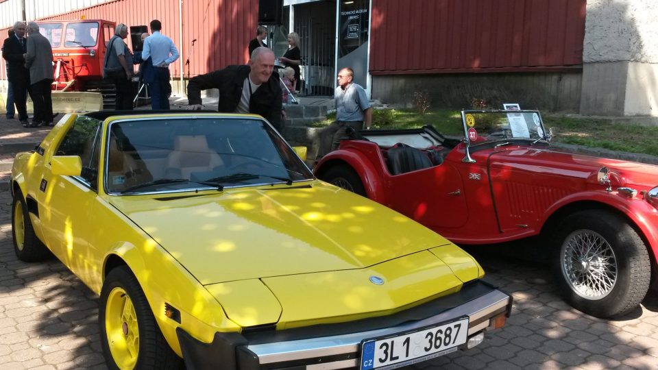V Liberci vzniklo technické muzeum, návštěvníci uvidí automobily, motocykly i tramvaj. Žluté - Fiat X1/9