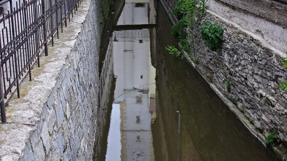 Jedno z ramen Moravy Nečíz protéká přímo pod radniční věží
