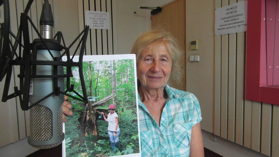 Josefa Růžičková ze Šumperka převzala cenu - digitální radiopřijímač - za svůj příspěvek do naší letní soutěže Fotohrátky