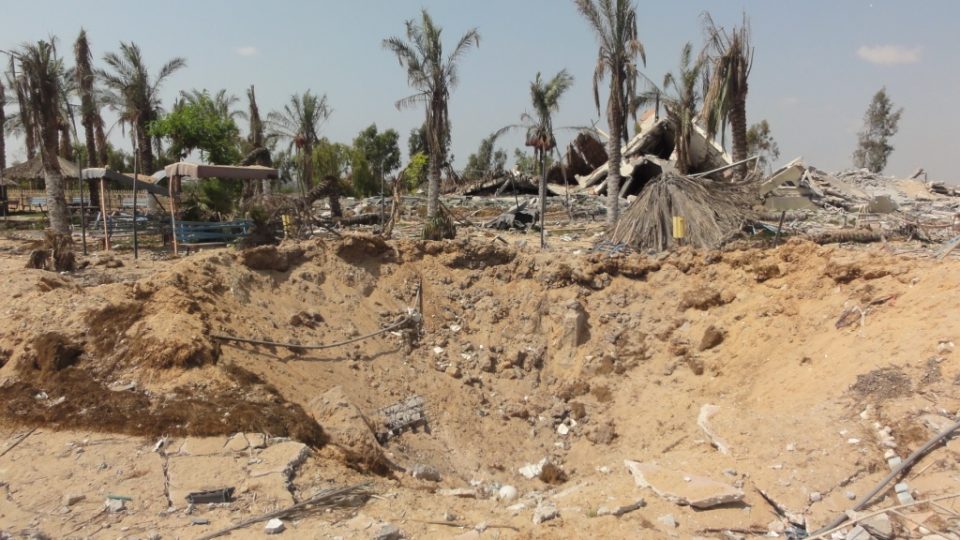 Zoologickou zahradu zasáhlo několik střel, zanechaly po sobě hluboké krátery