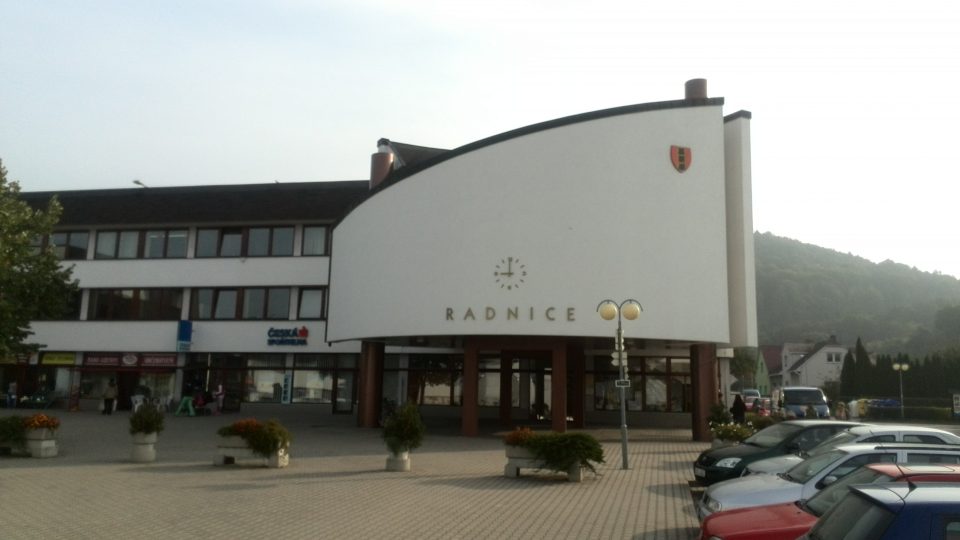 Radnice v Třemošnici, kterou si postavili v roce 1998 pár let po povýšení na město. Od toho letos uplynulo 20 let.