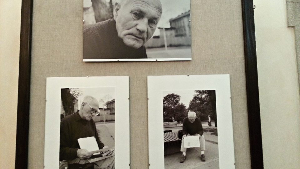 Foto z výstavy "Pavel Štoll: Bohumil Hrabal - výstava fotografií", ve Studijní a vědecké knihovně Plzeňského kraje