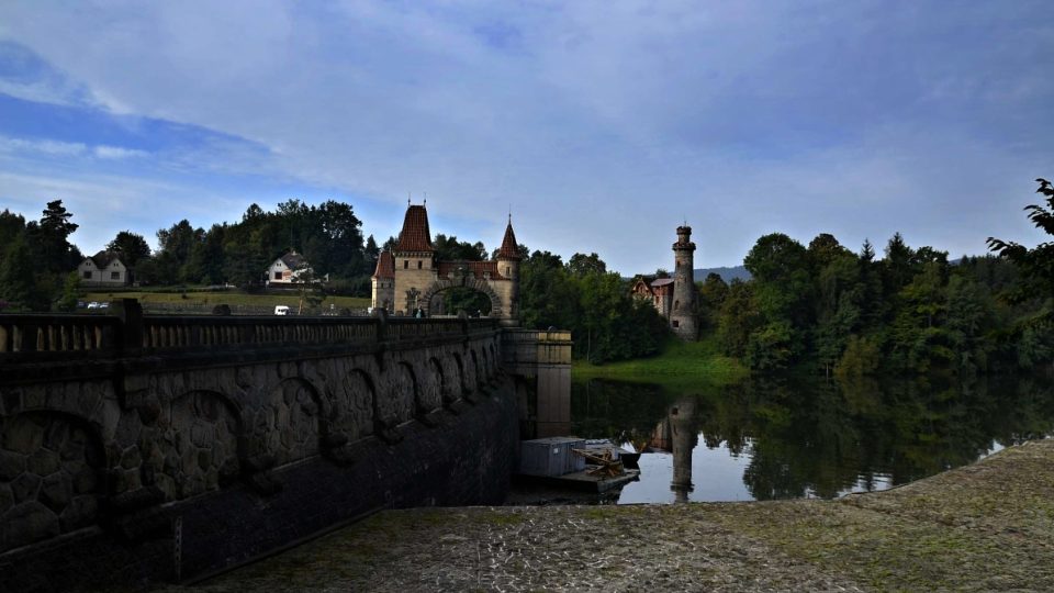 Kamenná hráz přehrady Les Království