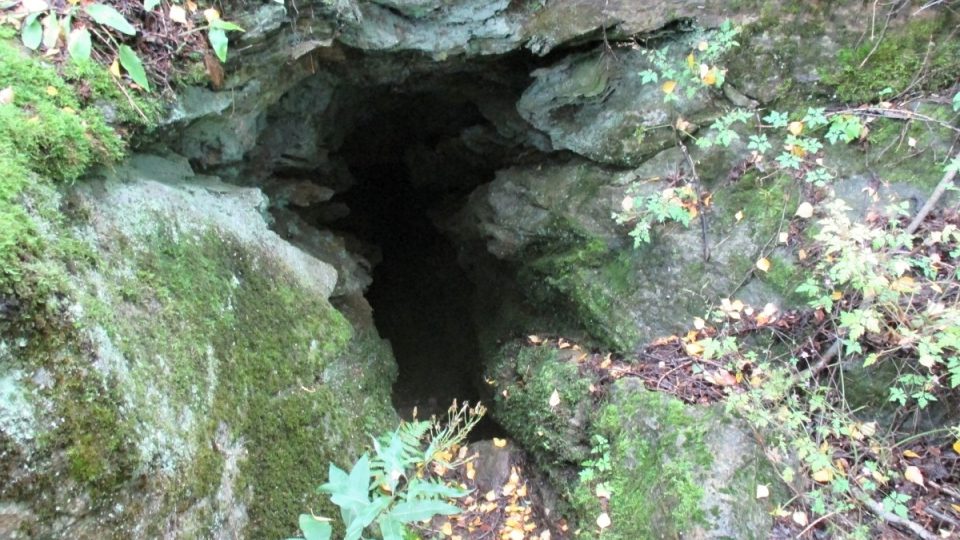 Vstup do jedné z krasových jeskyní