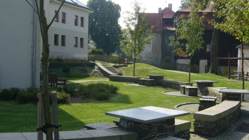 Zákoutí kamenickošenovského parku (vlevo DPS)