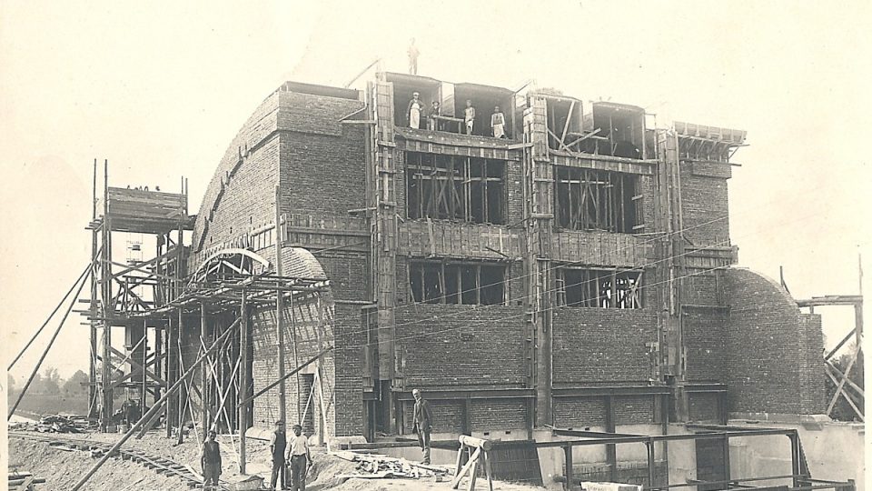 Stavba elektrárny v roce 1921