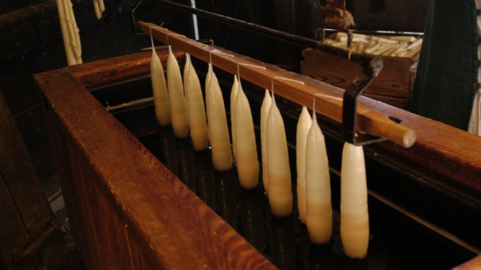 Detail tradiční výroby svíček