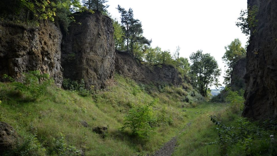 Uvnitř sopečného kráteru Hřídelecká hůrka