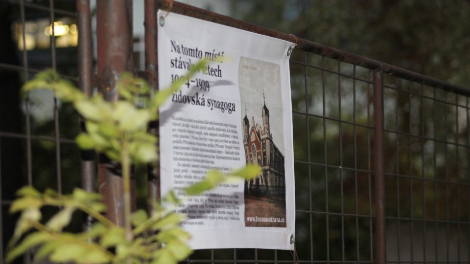 Pamětní cedule připomínající Přívozskou synagogu