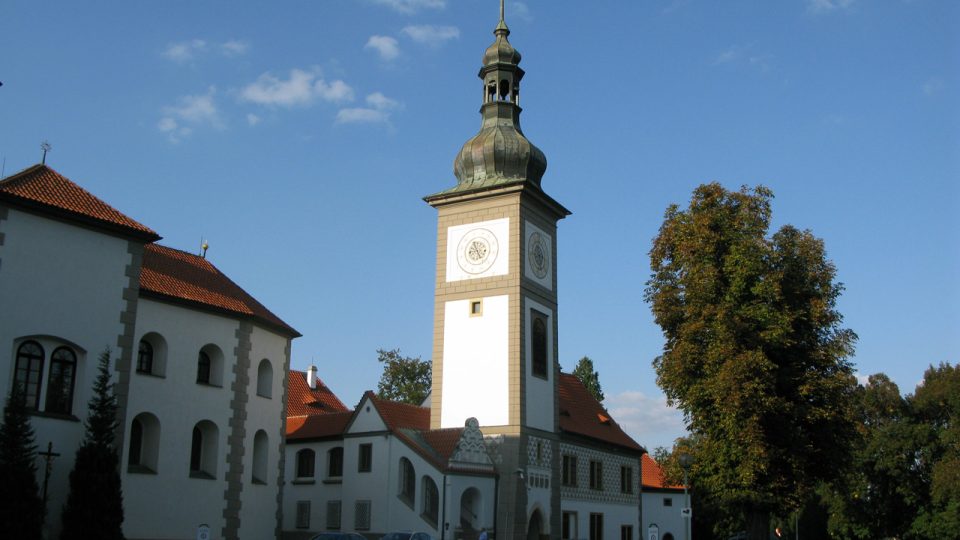 Konference Kroniky jako historický pramen se odehrála v areálu Zbraslavského zámku, bývalého kláštera cisterciáků