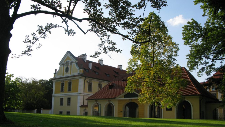 Konference Kroniky jako historický pramen se odehrála v areálu Zbraslavského zámku, bývalého kláštera cisterciáků