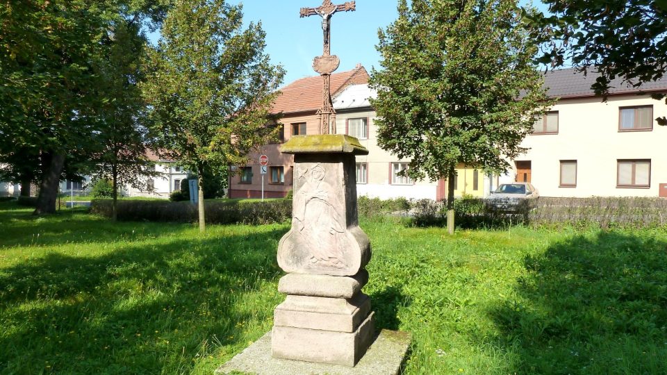 Litinový kříž na zdobeném kamenném podstavci