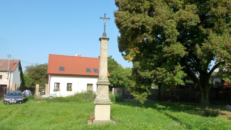 Litinový kříž na zdobeném kamenném podstavci