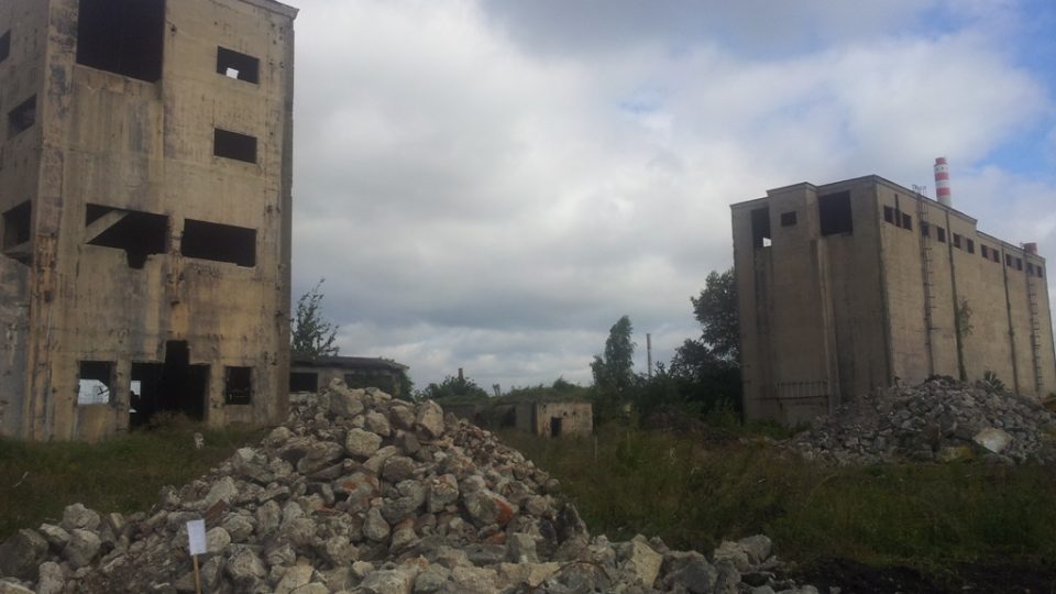 Suť zdemolovaných budov a budovy, které zůstanou stát