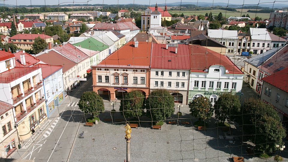 Pohled z radniční věže na kostel svatého Václava v Dobrušce