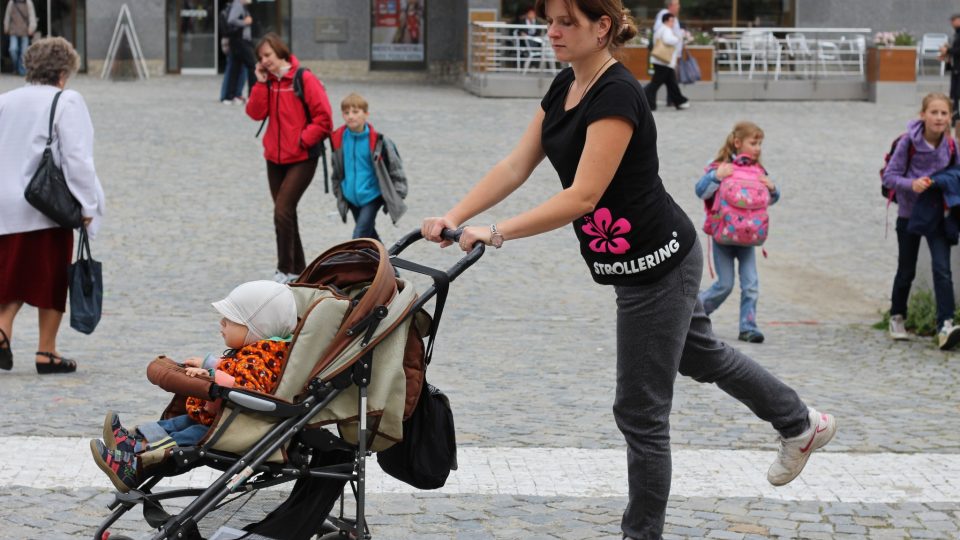 Strollering - cvičení pro maminky s kočárky, Martina Sejkorová předvádí možné cviky