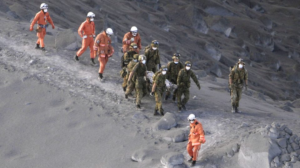 Svahy sopky Ontake prohledávají stovky záchranářů