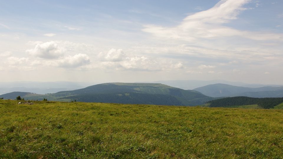 Pohled z Vysoké hole na přehradu Dlouhé stráně