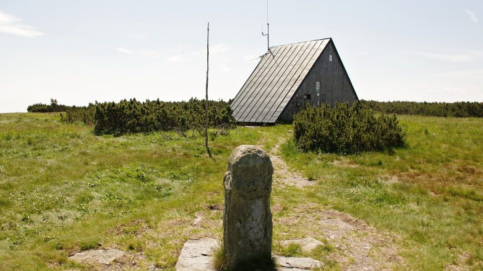 Trojmezník na vrcholu vytyčoval hranice tří panství