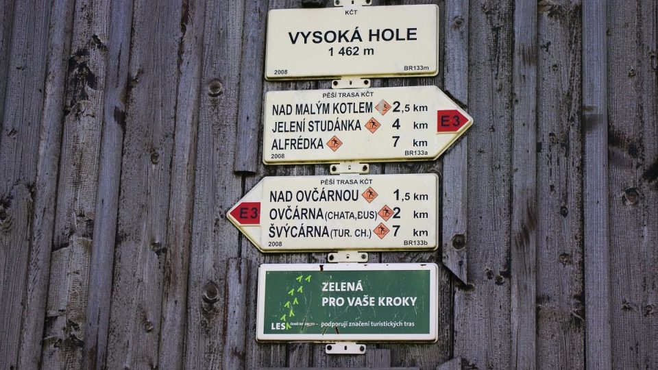 Turistická trasa vede přes vrchol už od konce 19 století