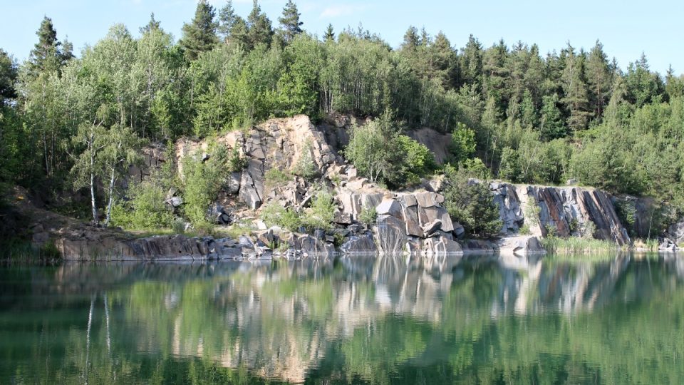 Zatopené žulové doly skýtají malebnou podívanou