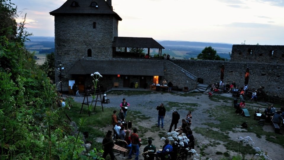 Zřícenina hradu Starý Jičín - nádvoří