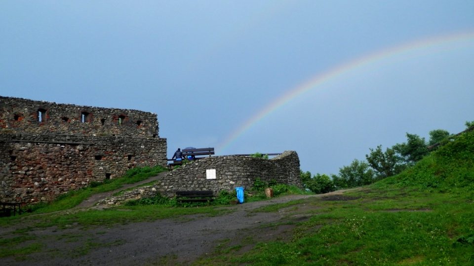 Zřícenina hradu Starý Jičín s duhou