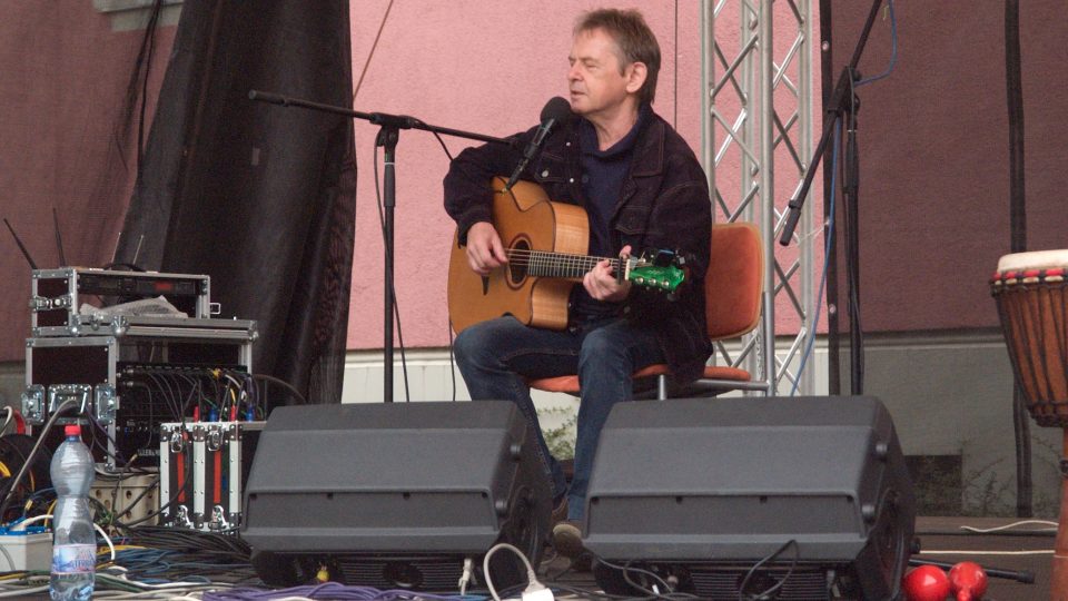 Písničkář Vojta Kiďák Tomáško zahrál přímo na náměstí v Chodově
