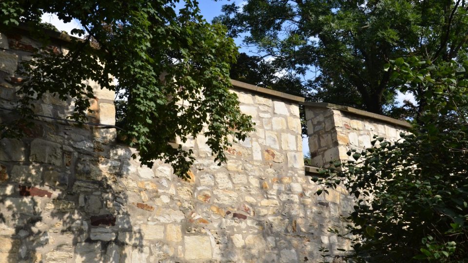 Hladová zeď, říká se jí také Zubatá, byla postavena v letech 1360 až 1362