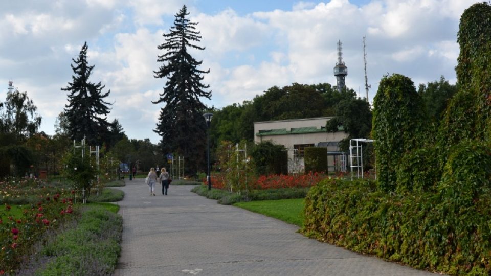 I tímto směrem - od Štefánikovy hvězdárny k Petřínské rozhledně - vede Hladová zeď