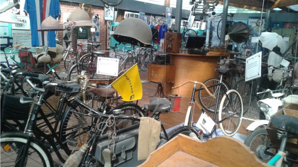 V břeclavském Muzeu kol je na osm desítek různých bicyklů