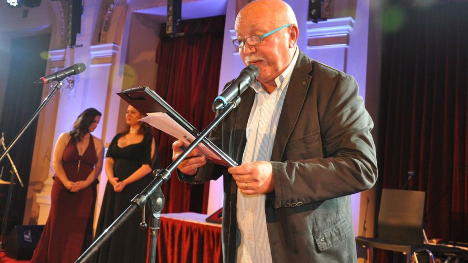 Moderátor Miloš Skalka vyhlásil cenu v kategorii Zpěvačka roku
