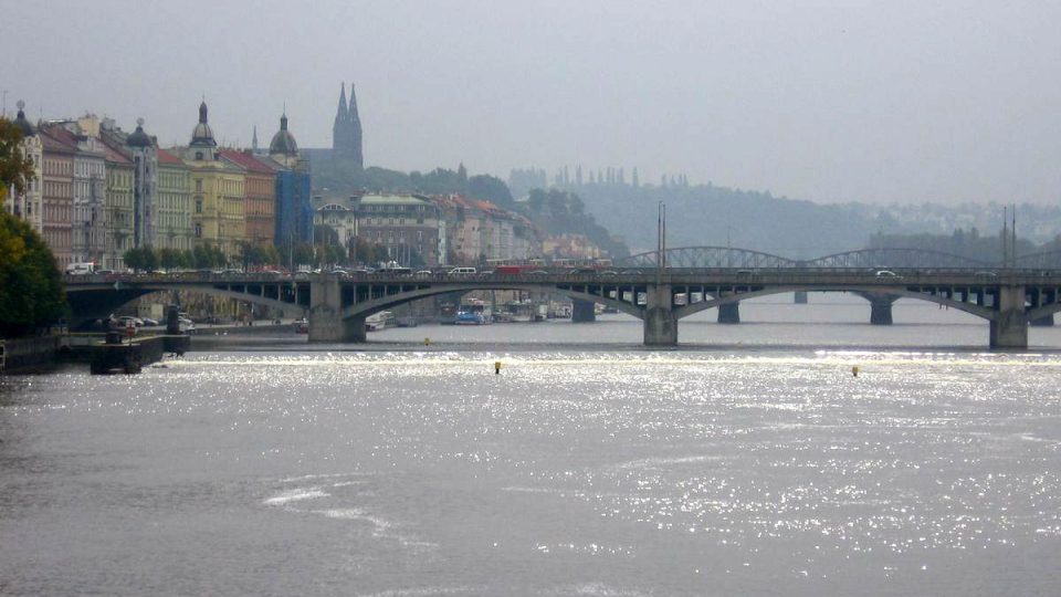 Pohled na most Jiráskův, Palackého a Vyšehradský železniční most