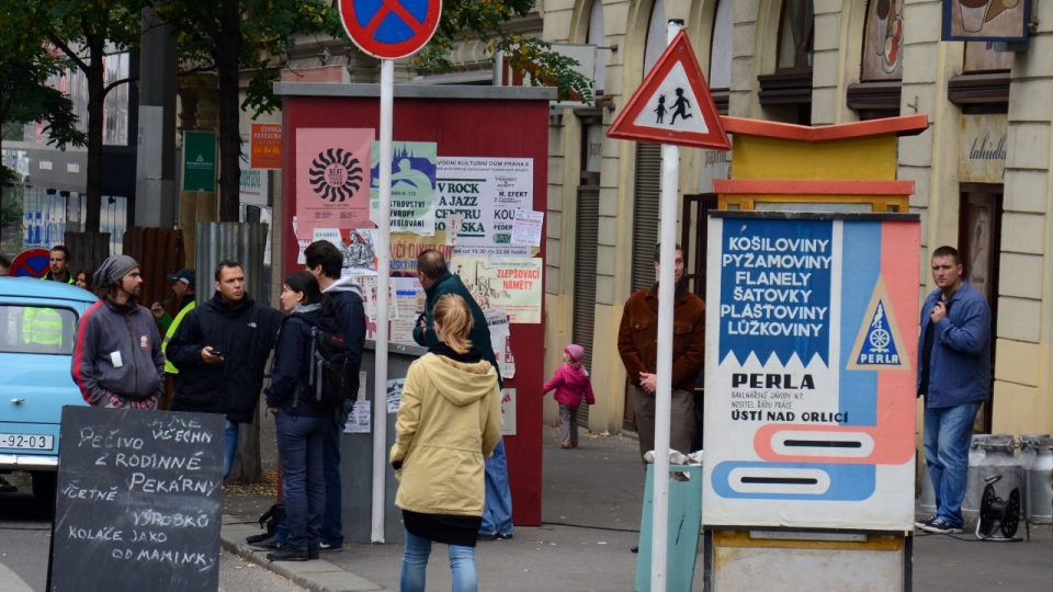 Před Českým rozhlasem se natáčí akční scéna nového filmu Krycí jméno Holec