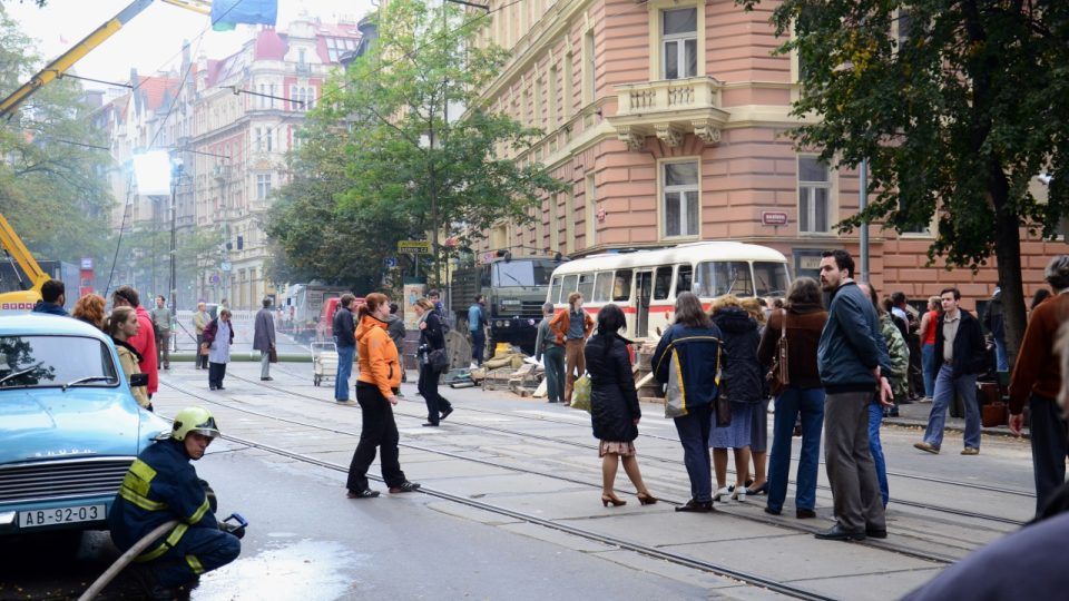 Před Českým rozhlasem se natáčí akční scéna nového filmu Krycí jméno Holec