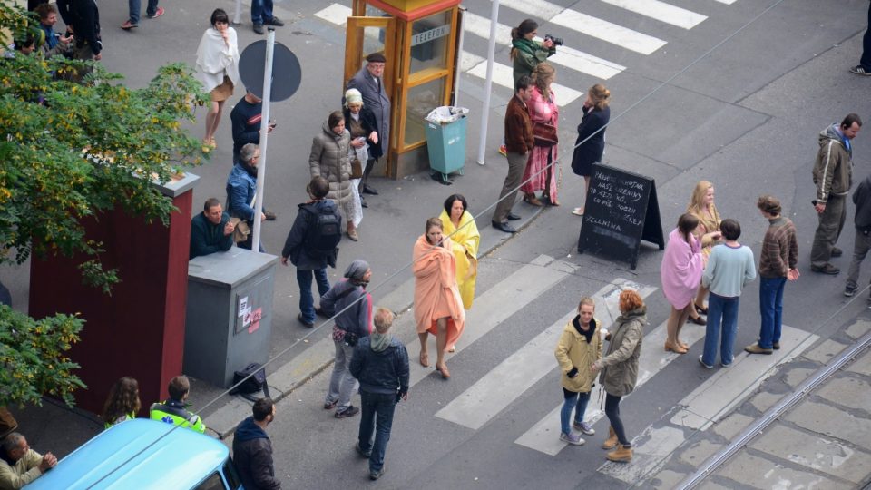 Před Českým rozhlasem se natáčí akční scéna nového filmu Krycí jméno Holec