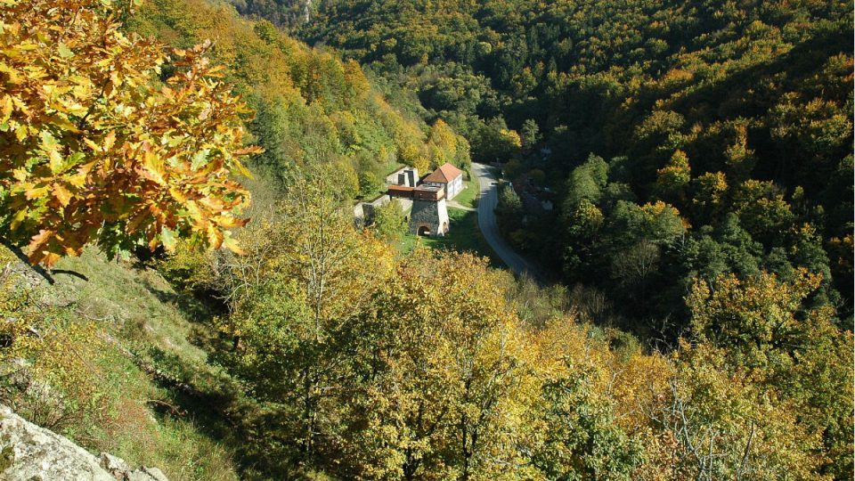 Stará huť u Adamova leží v Josefovském údolí ve střední části Moravského krasu