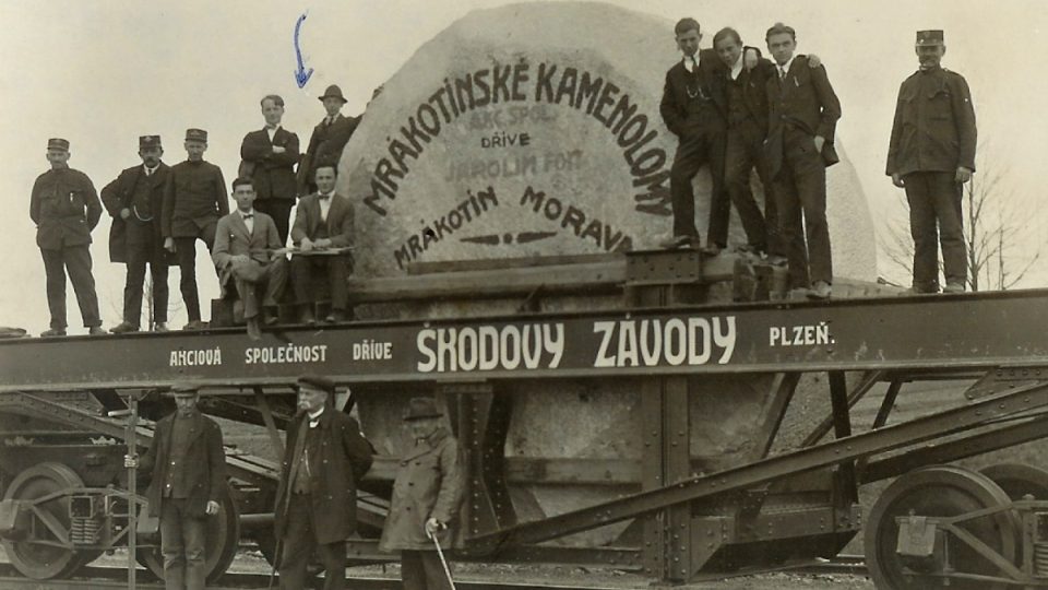 Archivní snímky z dopravy Mrákotínského obelisku na Pražský hrad