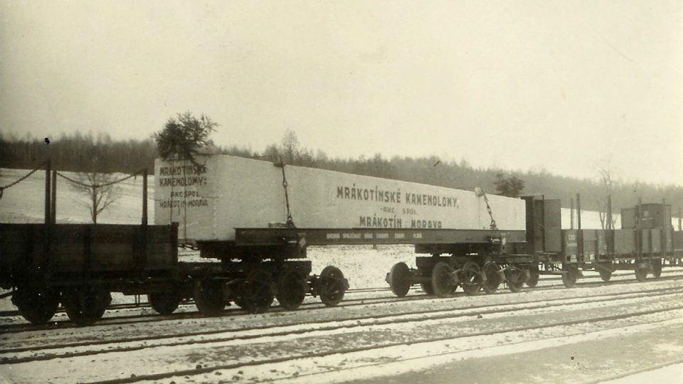 Archivní snímky z dopravy Mrákotínského obelisku na Pražský hrad